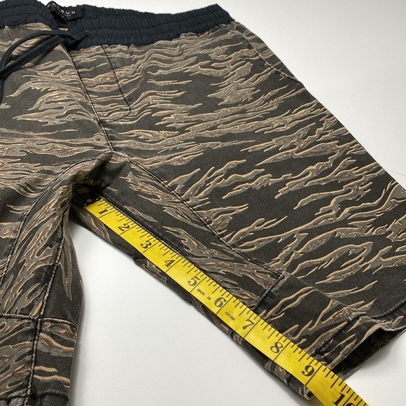 PacSun Tiger Camo Shorts size Large - Picture 4 of 7